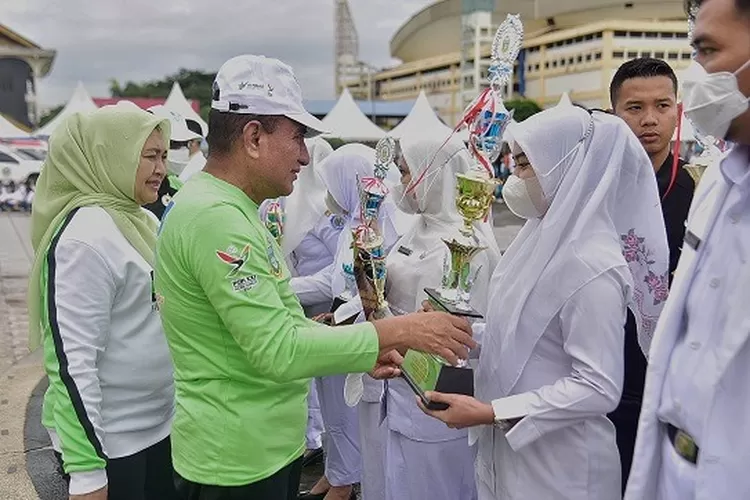 Gubernur Sumut Edy Rahmayadi bersama Ketua Tim Penggerak Pemberdayaan dan Kesejahteraan Keluarga (TP PKK) Provinsi Sumut Nawal Lubis menghadiri sekaligus menjadi Inspektur Upacara pada peringatan Hari Kesehatan Nasional Tingkat Provinsi Sumut Tahun 2022 di Lapangan Astaka, Gedung Serbaguna Pemerintah Provinsi Sumut, Jalan Willem Iskandar, Percut Seituan, Kabupaten Deli Serdang, Sabtu (12/11/2022).