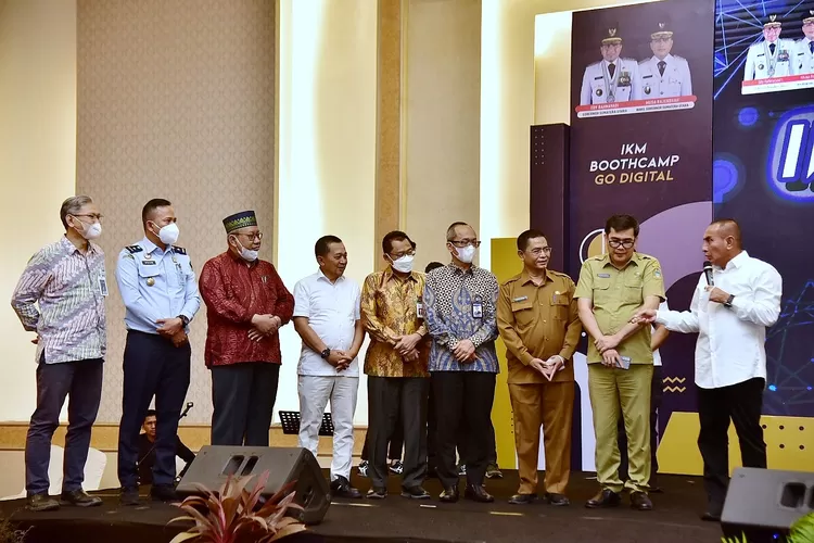 Gubernur Sumatera Utara (Sumut) Edy Rahmayadi membuka acara Industri Kecil Menengah (IKM) Boothcamp Go Digital di Tiara Convention Centre, Jalan Cut Meutia Medan, Selasa (15/11/2022). Kegiatan ini bertujuan mempertemukan sekitar seribu penggerak IKM dengan penyalur Kredit Usaha Rakyat (KUR) dengan perusahaan pemasaran dan legalitas. 