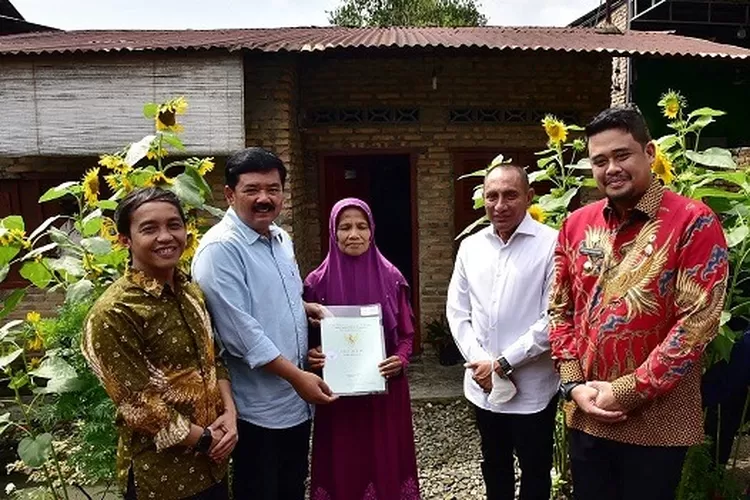 Gubernur Sumatera Utara (Sumut) Edy Rahmayadi bersama Walikota Medan, Bobby Nasution mendampingi Menteri Agraria dan Tata Ruang/Kepala Badan Pertanahan Nasional (ATR/BPN), Hadi Tjahjanto menyerahkan sertifikat tanah ke warga Gang Trenggono di Jalan  Keramat Indah, Kelurahan Medan Tenggara, Kota Medan, Kamis (17/11/2022). 