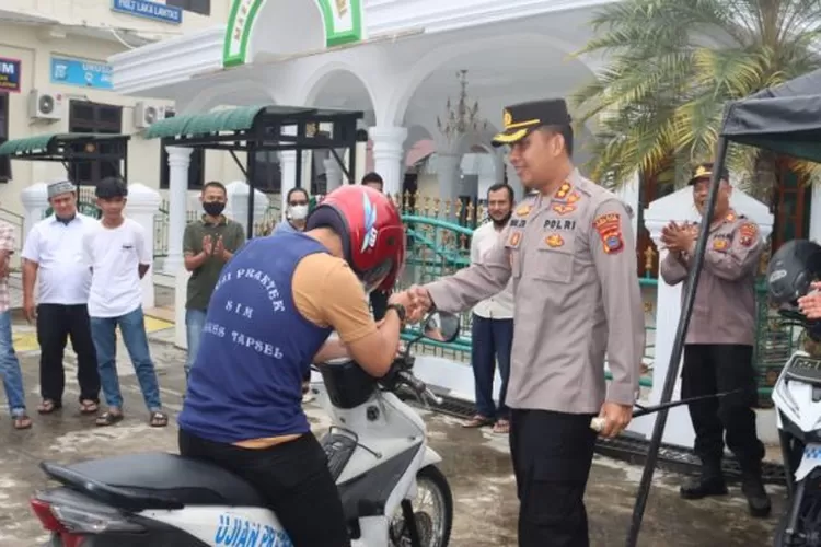 Kapolres Tapsel AKBP. H.Imam Zamroni, saat meninjau Unit Pelayanan Praktek pembuatan SIM di halaman Sat Lantas Mapolres Tapsel, Selasa (1/11/2022).(Foto: Realitasonline.id - RI)