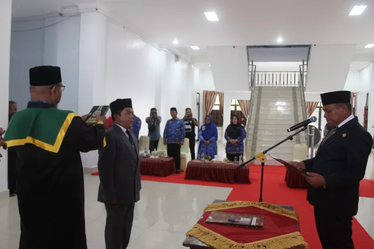 Pj Bupati Abdya, H Darmansah SPd MM, melantik Ubairizal ST sebagai Kepala Dinas Komunikasi Informatika dan Persandian (Kominsa) yang berlangsung di lobi kantor Bupati setempat, Selasa (29/11)