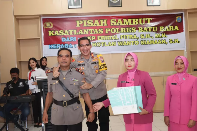 Kapolres Batubara AKBP Jose DC Fernandes S.IK merangkul mesra Kasat Lantas Polres Batubara bara yang lama AKP Eridal Fitra SH. (Photo : Realitas/H.Guntur Sinaga)