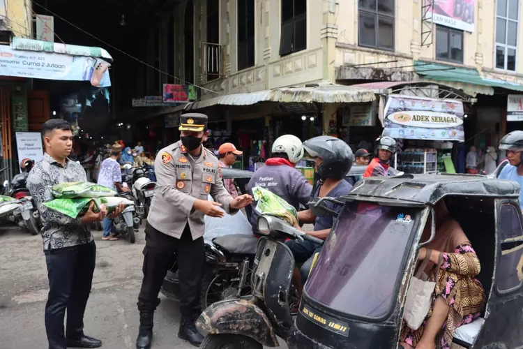 Kapolres Padang Sidempuan AKBP Dwi Prasetyo Wibowo, SIK, membagikan sembako kepada pengemudi betor dalam kegiatan sosial, Jumat (4/11/2022). (Realitasonline / Riswandy)