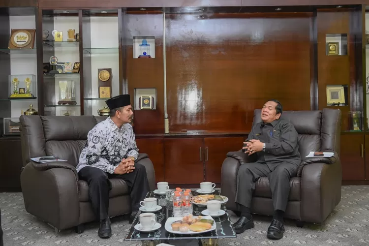 Wali Kota Padang Sidempuan Irsan Efendi Nasution, SH, MM saat menerima kunjungan audiensi DPD PGRI Kota Padang Sidempuan di ruang kerja Wali Kota, Selasa (15/11/2022).(Realitasonline/Rahmat Irfansyah)