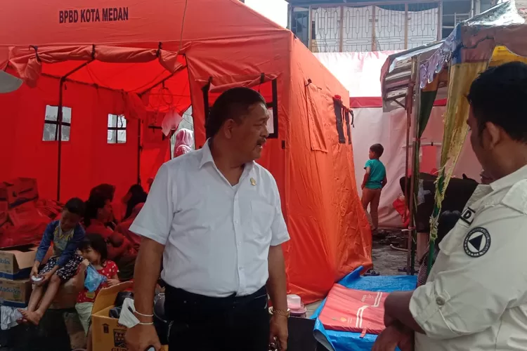 Ketua FPNasDem DPRD Sumut saat meninjau tempat penampungan korban kebakaran.