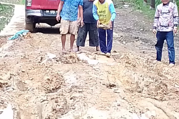 Ipong Dalimunthe SE, Anggota DPRD Tapsel dan juga Ketua Partai PKB Kabupaten Tapsel, terus menggiatkan reses dan gotong royong bersama rakyat, di sela-sela reses di Desa Silangkitang Kecamatan Aek Bilah Kabupaten Tapsel, Rabu (16/11/2022). (Foto: realitasonline/Riswandy)