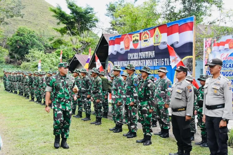 Danrem 023/KS Kolonel Inf Dody Triwinarto memimpin upacara penutupan TMMD ke-115 di Desa Hasinggaan, Kecamatan Sianjurmulamula, Kabupaten Samosir. (Realitasonline.id/Dok Kodim)