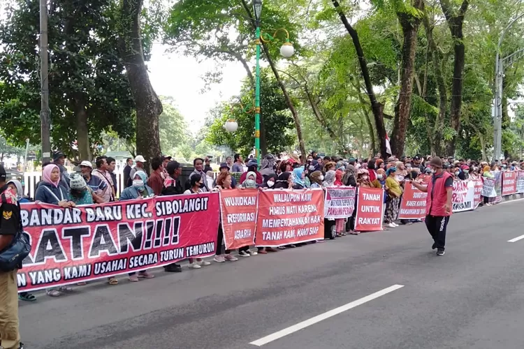 Massa Sibolangit saat aksi di badan jalan Imam Bonjol depan gedung DPRD Sumut.