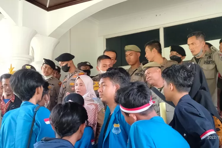Puluhan Mahasiswa melakukan aksi demo dikantor DPRD Langkat, Senin 14/11 2022. Poto realitasonline.id/MA