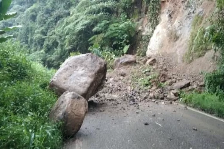 ruas jalan situtup bebatuan longsoran
