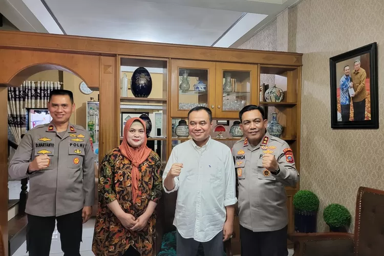 Ketua PWI Sumut Farianda Putra Sinik dan Kapoldasu saat berkunjung ke kediaman Ketua PWI Sumut