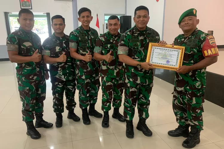 Dandim 0212/Tapsel Letkol Inf Amrizal Nasution menyerahkan penghargaan bagi juara lomba vedio kreatif.(foto:Realitasonline/Riswandy)