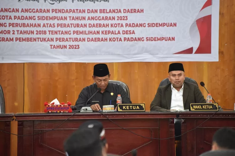 Ketua DPRD Siwan Siswanto, SH, didampingi Wakil Ketua Rusidy Nasution, memimpin rapat Paripurna DPRD terhadap Pandangan Umum dalam penyampaian Nota Penghantar R APBD) Kota Padang Sidempuan Tahun Anggaran 2023 dan Ranperda tentang perubahan Perda Kota Padang Sidempuan Nomor 23 tahun 2016 tentang Pilkades, di ruang rapat Paripurna DPRD setempat, Selasa (15/11/2022).(Foto ; Realitasonline/Rahmat Irfansyah)