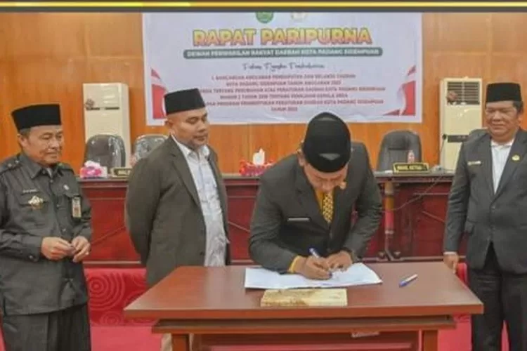 Wali Kota Padang Sidempuan Irsan Efendi Nasution dan Ketua DPRD Padang Sidempuan Siwan Siswanto menandatangani nota keuangan RAPBD Kota Padang Sidempuan TA 2023 dan pengantar perubahan atas Perda Kota Padang Sidempuan Nomor 2 Tahun 2016.(Foto : Realitasonline / Rahmat Irfansyah)