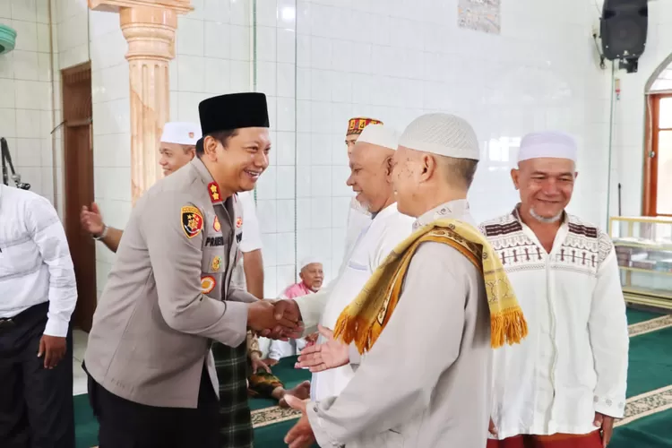 Kapolres Padang Sidempuan AKBP. Dwi Prasetyo Wibowo, SIK, bersama para ulama usai Sholat Jumat di Masjid Nurul Yaqin (Foto/Riswandy)