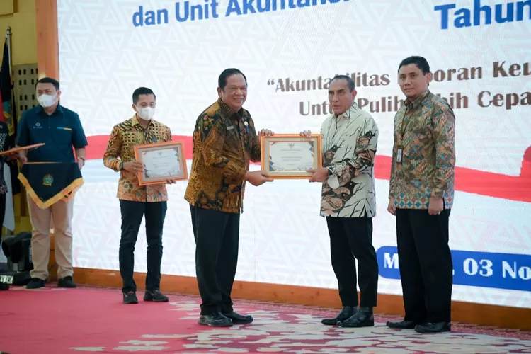 Gubsu serahkan penghargaan opini WTP ke Wali Kota Padang Sidempuan Irsan Efendi Nasution, (foto: Rahmat Irfansyah)