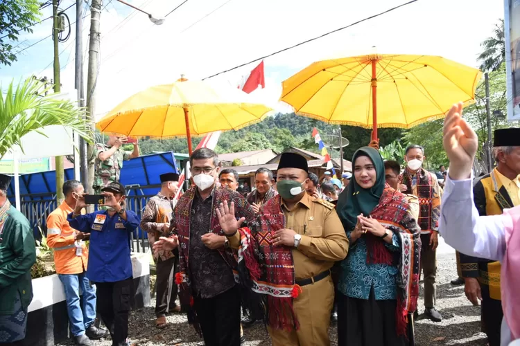Bupati Tapsel, H Dolly Pasaribu, bersama Ketua Tim Penilaian Kecamatan Terbaik Tingkat Provsu, Ervan Gani Siahaan disebut masyarakat saat tiba di Batang Toru dalam penilaian Kecamatan terbaik tingkat Provsu kategori Kabupaten tahap final tahun 2022 di Kantor Camat Batang Toru, Senin (14/11/2022).(Foto : Realitasonline / Riswandy)