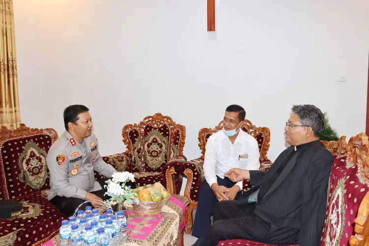 Kapolres Padang Sidempuan AKBP Dwi Prasetyo Wibowo, SIK, saat mengunjungi tokoh agama Praeses Distrik I Tabagsel - Sumbar Pdt. Ebsan Hutabarat, di Jalan Masjid Raya Baru Kelurahan Wek IV Kecamatan Padang Sidempuan Utara Kota Padang Sidempuan, Senin (15/11/2022). (Foto : Realitasonline/ Riswandy)