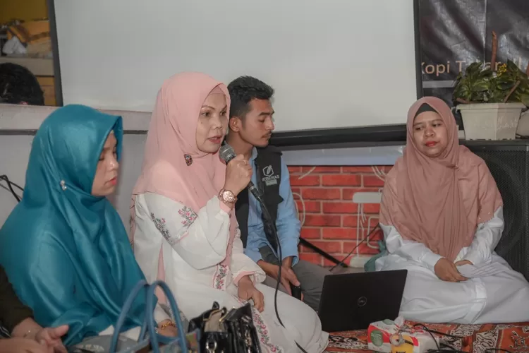 pengurus Yayasan AI Cabang Kota Padang Sidempuan Ratna Ritonga memberi sambutan pada acara Yatim Fest di Cafe Kopi Takar Kota Padang Sidempuan. Foto:Realitasonline/Rahmat Irfansyah)