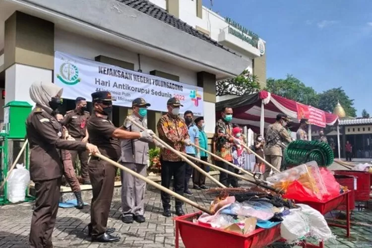 Kajari Tulungagung Musnahkan Barang Bukti dari 116 Perkara Tahun 2022