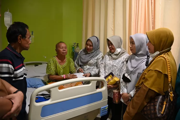 Ketua YKI Padang Sidempuan Ny. Derliana Siregar didampingi Sekretaris Ny. Linda Lovinasari Hutasuhut dan Plt Kadis Kesehatan Saidah Asro Fauziah Siregar, saat membesuk dan menyerahkan santunan kepada warga penderira kanker payudara, di ruang rawat RS Metta Medika, Selasa, (20/12/2022). (Foto : Realitasonline/Rahmat Irfansyah)