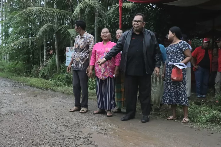 Baskami Ginting saat menerima aduan warga terkait jalan rusak sudah 48 tahun tak pernah diperbaiki
