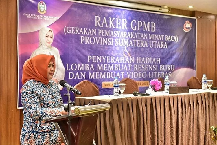 Ketua Gerakan Pemasyarakatan Minat Baca (GPMB) Sumatera Utara (Sumut) Nawal Lubis membuka Rapat Kerja (Raker) GPMB Sumut  dan penyerahan hadiah lomba membuat resensi buku dan membuat video literasi di Sisingamangaraja Meeting Room, Le Polonia Hotel, Jalan Sudirman Nomor 14 Medan, Senin (19/12)