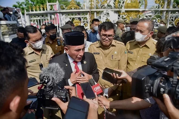 Gubernur Sumut  Edy Rahmayadi didampingi Kepala Biro Perekonomian Setdaprov Sumut Naslindo Sirait dan Plt Kepala Dinas Komunikasi dan Informatika Sumut Ilyas S Sitorus, menjawab pertanyaan para wartawan, baru-baru ini, di Kantor Gubernur Sumut, Jalan Pangeran Diponegoro Nomor 30 Medan.