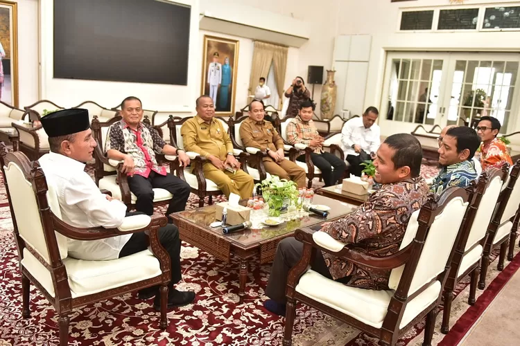 Gubernur Sumatera Utara (Sumut) Edy Rahmayadi menerima kunjungan Executive General Manager PT. Pertamina Patra Niaga Regional Sumatera Bagian Utara, Freddy Anwar beserta jajaran di Rumah Jabatan Gubernur Sumut, Jalan Sudirman Medan, Senin (26/12/2022). Adapun pertemuan ini membahas beberapa hal salah satuan persiapan Pertamina dalam mendukung pelaksanaan Pekan Olahraga Nasional pada 2024 nantinya.