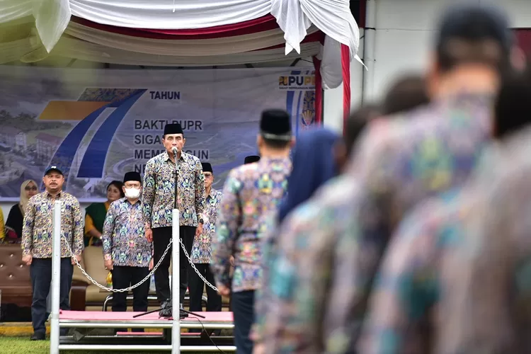Gubernur Sumatera Utara (Sumut) Edy Rahmayadi menjadi Inspektur Upacara pada peringatan Hari Bhakti Pekerjaan Umum (PU) Ke-77 Tahun 2022 di Lapangan Kantor Bidang Preservasi Balai Besar Pelaksanaan Jalan Nasional (BBPJN)  Provinsi Sumut, Jalan Busi Dalam Medan, Sabtu (3/12/2022).