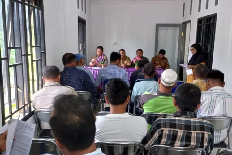 Kapolsek Batang Toru dan Forkopimcam, memediasi permasalahan penolakan aktivitas galian C di duga illegal di Desa Hapesong Baru, Kecamatan Batangtoru, Kabupaten Tapsel, Rabu (30/11/2022).(Foto : Realitasonline/Riswandy)