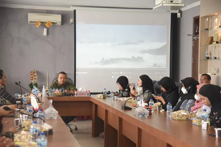 Bupati Tapsel Dolly Pasaribu menerima kunjungan Program PMM -  MBKM dengan PMN Tahun 2022, di ruang kerjanya di Kantor Pemkab Tapsel Sipirok, kemarin.(Foto ;Realitasonline/Riswandy)