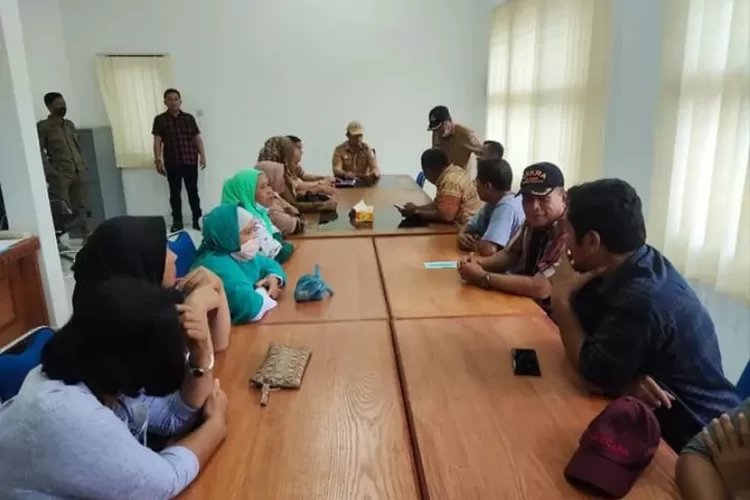 Perwakilan warga Desa Perdamean diterima Asisten I Citra Efendi Capah ketika berdemo di kantor Bupati Deli Serdang, dua hari sebelum skorsing kades berakhir