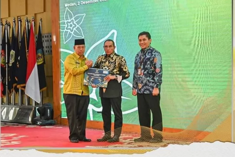 Wakil Wali Kota Padang Sidempuan Ir. H. Arwin Siregar, menerima DIPA TKDD TA 2023 dari Gubsu Edy Rahmayadi di Aula Tengku Rizal Nurdin.(Foto : Realitasonline/ Ist)