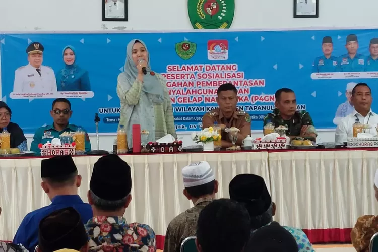 Pembina DPC Mapan RI Kabupaten Tapsel Ny Rosalina Dolly Pasaribu saat menghadiri sosialisasi P4GN untuk masyarakat di Aula Kantor Camat Angkola Barat.(Foto : Realitasonline/Riswandy)