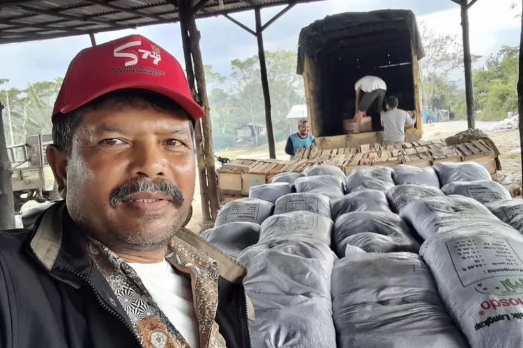 Bantuan Pupuk Kompos diturunkan dari truk untuk Poktan Karo dari Ketua DPRD SU