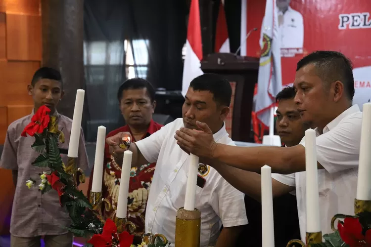Tampak, Ketua PWI Bonapasogit Alfonso Situmorang, ketua panitia Natal Darwin Manalu, Pendeta Berlin Berutu , Watua Kerjasama lembaga Proklamasi Naibaho dan lainnya saat penyalaan lilin. (Realitasonline.id/Foto IST Kominfo)