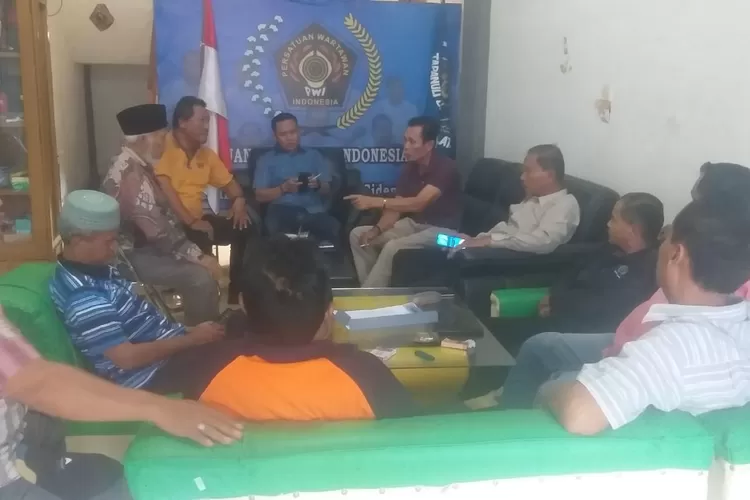 Rapat Rapat finalisasi kepanitiaan Raker di Sekretariat PWI Tabagsel di Jalan  Tepian Nauli Padang Sidempuan, Jumat (9/12/2022). (Foto : Realitasonline/Riswandy)