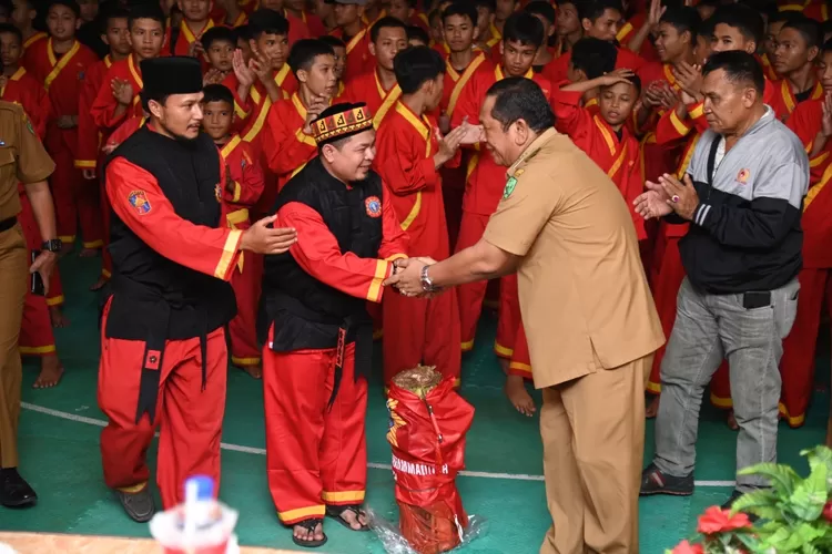 Buka Wali Kota Padang Sidempuan Irsan Efendi Nasution SH, MM membri ucapan selamat kepada Ketua IPSI Kota Padang Sidempuan Imran Syah Ritonga yang telah menyelenggarakan kejuaraan Pencak Silat memperebutkan thropy Wali Kota Padang Sidempuan Cup 2022 di Aula SMK Negeri 1 Padang Sidempuan Selasa(13/12/2022). (Foto : Realitasonline / Rahmat Irfansyah)