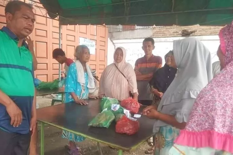 BUPATI Sergai H. Darma Wijaya seorang diri mengunjungi posko banjir di Sei Rampah, (17/12/2022).