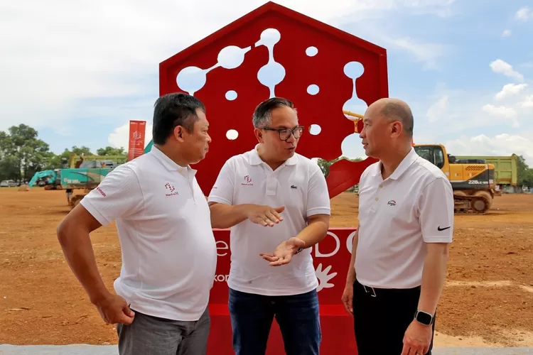 Wakil Menteri BUMN II RI Kartika Wirjoatmodjo (tengah), Direktur Utama Telkom Ririek Adriansyah (kiri), dan CEO Singtel Yuen Kuan Moon (kanan) usai prosesi groundbreaking NeutraDC Hyperscale Data Center Batam di Kabil Industrial Estate pada Rabu, (21/12).