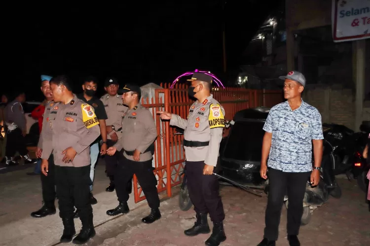 Kapolres Padang Sidempuan AKBP. Dwi Prasetyo Wibowo bersama personil monitoring gereja-gereja melaksanakan misa malam Natal.(Foto : Realitasonline / Riswandy)                                                                     