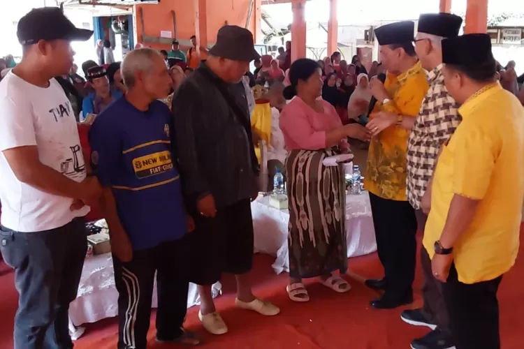 (Gambar 1) : Para kader inti Partai Golkar yakni, Wakil Ketua Wantim DPD Partai Golkar Sumut, H. Syahrul M. Pasaribu, Ketua Fraksi Partai Golkar yang juga Ketua Komisi E DPRD Sumut, H. Syamsul Qamar dan anggota Fraksi Partai Golkar DPRD Tapsel yakni, Andesmar Siregar dan Mhd. Rawi Ritonga, menyerahkan bantuan spontanitas rehab rumah kepada Betty Padaribu (putri almarhum Jansen Pasaribu mantan Mantari Bondar Hatabosi), saat kegiatan Reses I Tahun Sidang IV 2022-2023 anggota DPRD Sumut Syamsul Qamar di Poken Arba, Desa Marancar Julu, Kecamata Marancar Kabupaten Tapsel, Jum'at (2/12/2022). (Foto: Realitasonline / Ist)