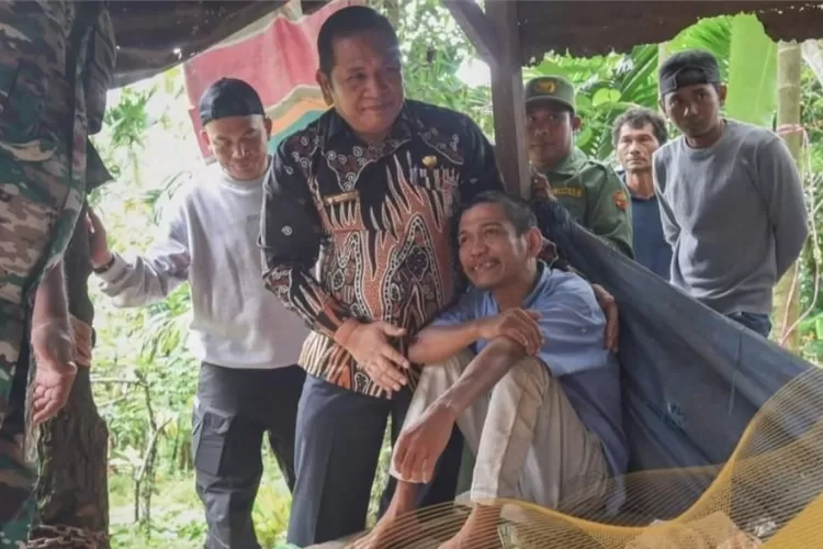 Wali Kota Padang Sidempuan Irsan Efendi Nasution melakukan pembebas pasungan terhadap seorang warga di Desa Aek Tuhul Kecamatan Padang Sidempuan Batunadua Kota Padang Sidempuan.(Foto : Realitasonline/Rahmat Irfansyah)
