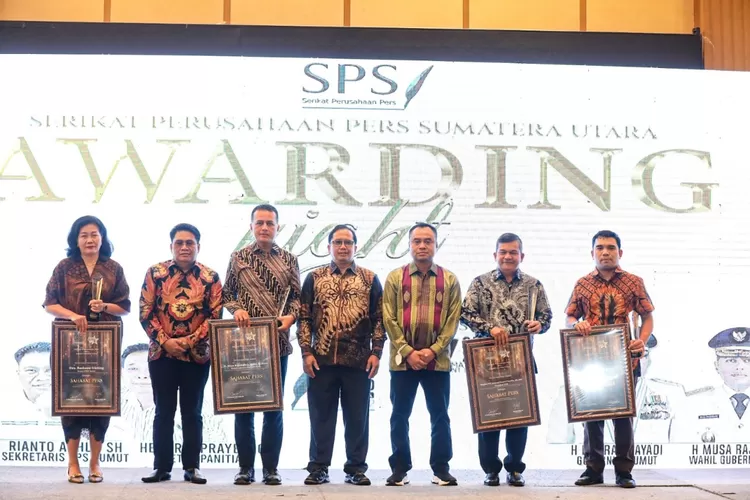 Para tokoh penerima penghargaan Sahabat Utama Pers termasuk Ketua DPRD Sumut Baskami Ginting diwakili istrinya Nyonya Riahta br Bukit, pada acara Night Awarding SPS Sumut.(foto/ist)