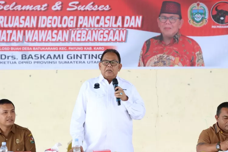 Ketua DPRD Sumut, Baskami Ginting saat memberikan sambutan dalam acara Penyebarluasan Ideologi Pancasila dan Pwnguatan Wawasan Kebangsaan di Kec. Payung, Karo.