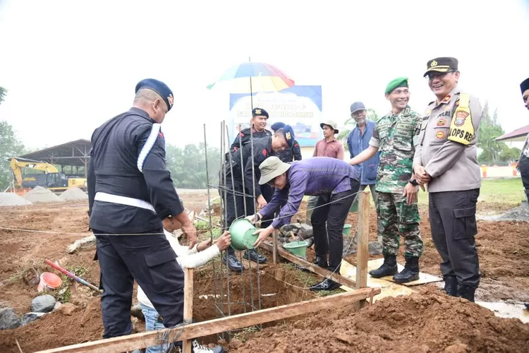 Pj Sekda M Frananda, melakukan peletakan batu pertama pembangunan Masjid Batalyon C Sat Brimob Polda Sumut di Tapsel.(Foto : Realitasonline / Riswandy)