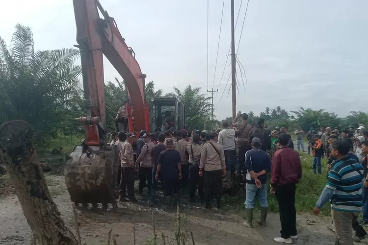 Alat berat saat membuat parit batas di areal HGU PTPN2 yang sempat dijanjikan oknum penggarap