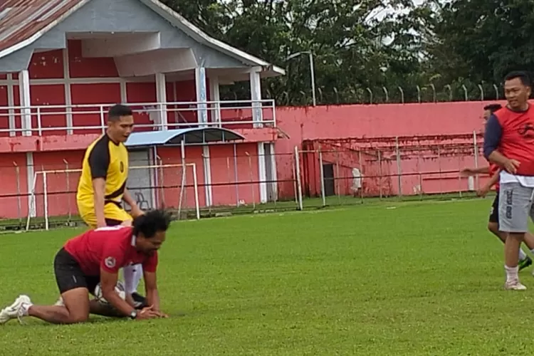 Kapolres Asahan AKBP Roman  saat mencoba membobol Gawang Wartawan yang dijaga Kiper Sahbani  yang nyaris bertabrakan  (foto: HS )