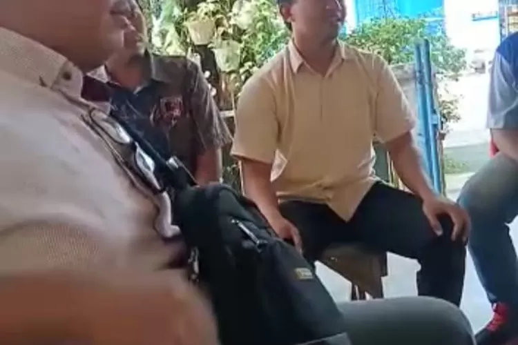 Petugas PLN mendatangi pelanggan meteran buram ke rumahnya di Samping Terminal Bus Lubuk Pakam